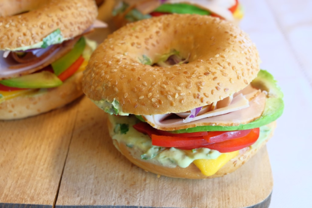 Bagel mit Cheddar und gegrillten Zwiebeln