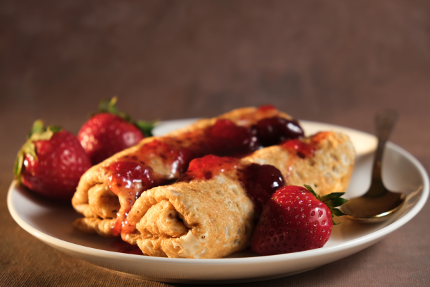 Crêpes mit roten Früchten